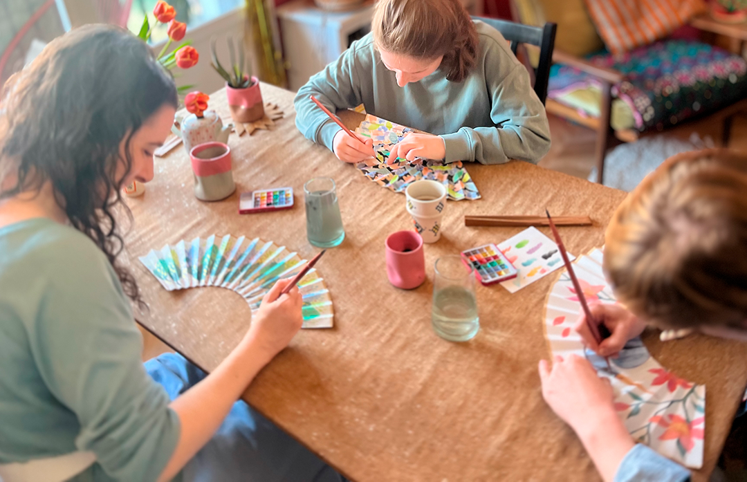 Activité EVJF originale à faire chez soi : l'atelier éventail à personnaliser
